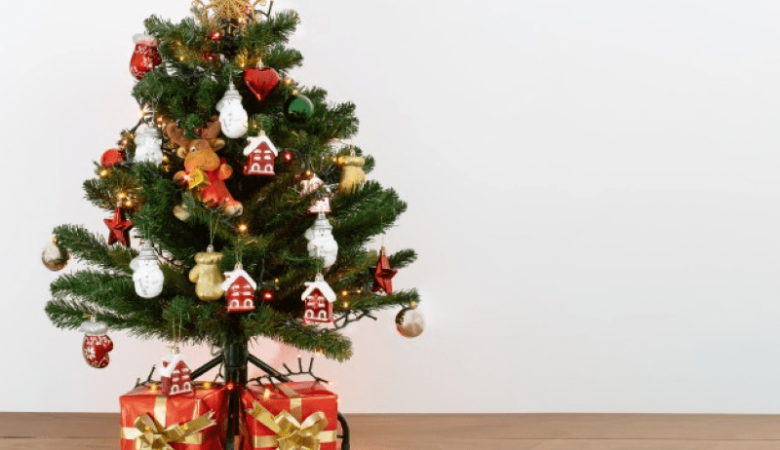 shot-decorative-christmas-tree