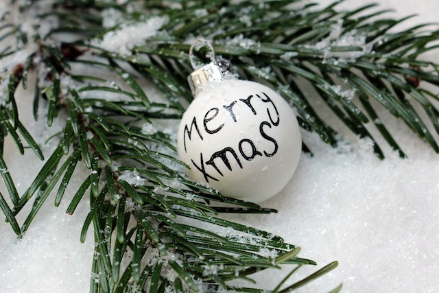 natural-prelit-christmas-trees-ornaments