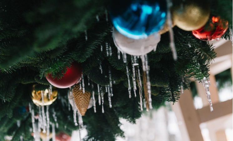 5 Maintenance Tips to Keep Your 9-Foot Artificial Christmas Tree Look as Good as New for Years to Come!