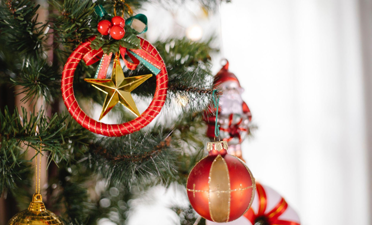 Why Choose an Artificial Christmas Tree for a Safer, More Romantic Holiday